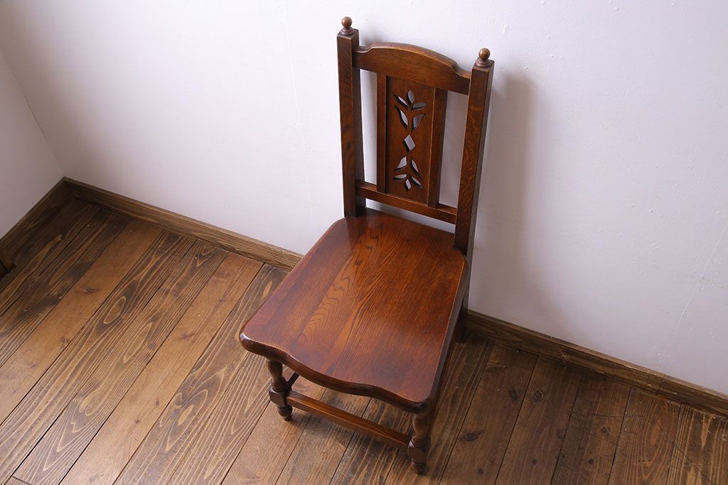 中古　透かし彫りが優し気な雰囲気のナラ材ダイニングチェア(ワークチェア、板座チェア、椅子)(1)