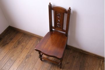 中古　透かし彫りが優し気な雰囲気のナラ材ダイニングチェア(ワークチェア、板座チェア、椅子)(1)