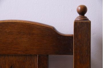 中古　透かし彫りが優し気な雰囲気のナラ材ダイニングチェア(ワークチェア、板座チェア、椅子)(1)