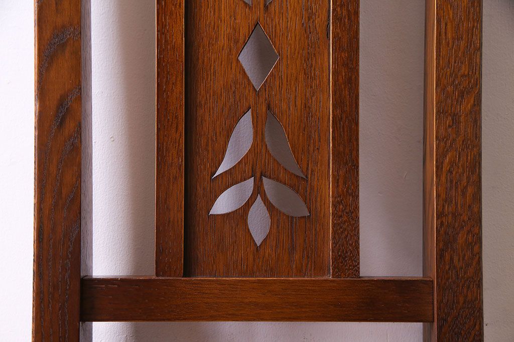 中古　透かし彫りが優し気な雰囲気のナラ材ダイニングチェア(ワークチェア、板座チェア、椅子)(1)