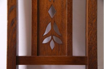 中古　透かし彫りが優し気な雰囲気のナラ材ダイニングチェア(ワークチェア、板座チェア、椅子)(1)