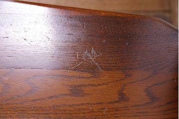 中古　透かし彫りが優し気な雰囲気のナラ材ダイニングチェア(ワークチェア、板座チェア、椅子)(1)