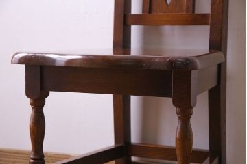 中古　透かし彫りが優し気な雰囲気のナラ材ダイニングチェア(ワークチェア、板座チェア、椅子)(1)