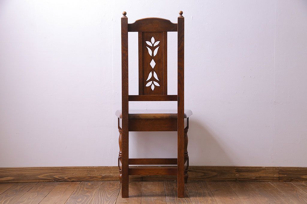 中古　透かし彫りが優し気な雰囲気のナラ材ダイニングチェア(ワークチェア、板座チェア、椅子)(1)