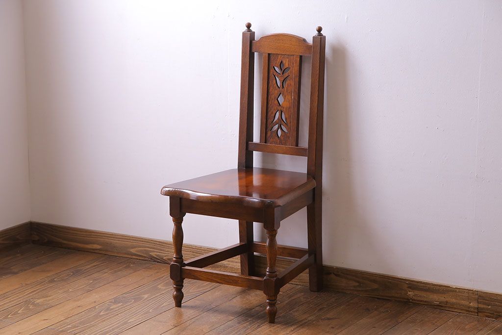 中古　透かし彫りが優し気な雰囲気のナラ材ダイニングチェア(ワークチェア、板座チェア、椅子)(2)