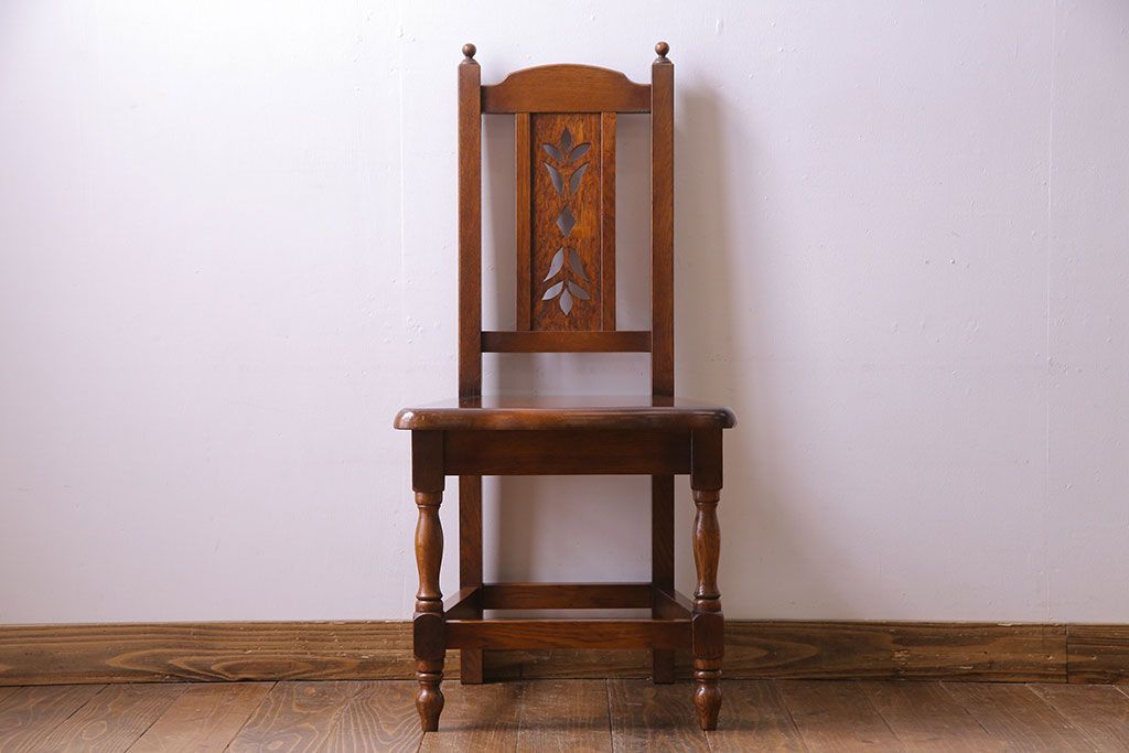 中古　透かし彫りが優し気な雰囲気のナラ材ダイニングチェア(ワークチェア、板座チェア、椅子)(2)