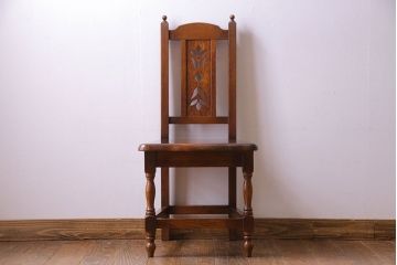 中古　透かし彫りが優し気な雰囲気のナラ材ダイニングチェア(ワークチェア、板座チェア、椅子)(2)
