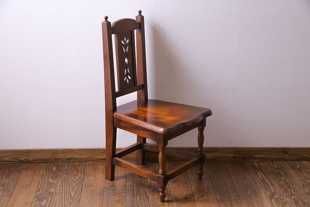中古　透かし彫りが優し気な雰囲気のナラ材ダイニングチェア(ワークチェア、板座チェア、椅子)(2)