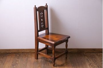 中古　透かし彫りが優し気な雰囲気のナラ材ダイニングチェア(ワークチェア、板座チェア、椅子)(2)