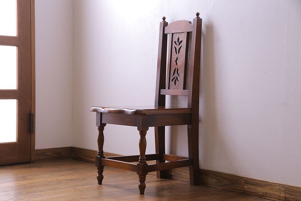 中古　透かし彫りが優し気な雰囲気のナラ材ダイニングチェア(ワークチェア、板座チェア、椅子)(2)