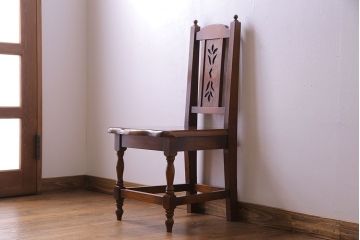 中古　透かし彫りが優し気な雰囲気のナラ材ダイニングチェア(ワークチェア、板座チェア、椅子)(2)