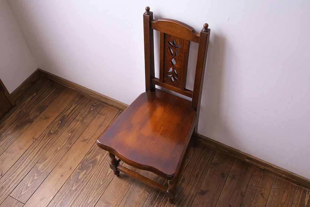 中古　透かし彫りが優し気な雰囲気のナラ材ダイニングチェア(ワークチェア、板座チェア、椅子)(2)
