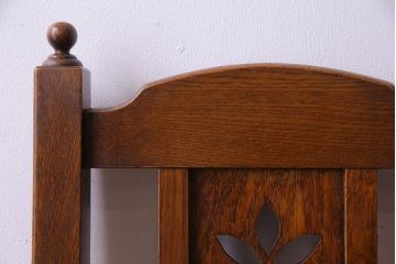 中古　透かし彫りが優し気な雰囲気のナラ材ダイニングチェア(ワークチェア、板座チェア、椅子)(2)