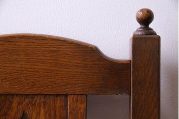 中古　透かし彫りが優し気な雰囲気のナラ材ダイニングチェア(ワークチェア、板座チェア、椅子)(2)