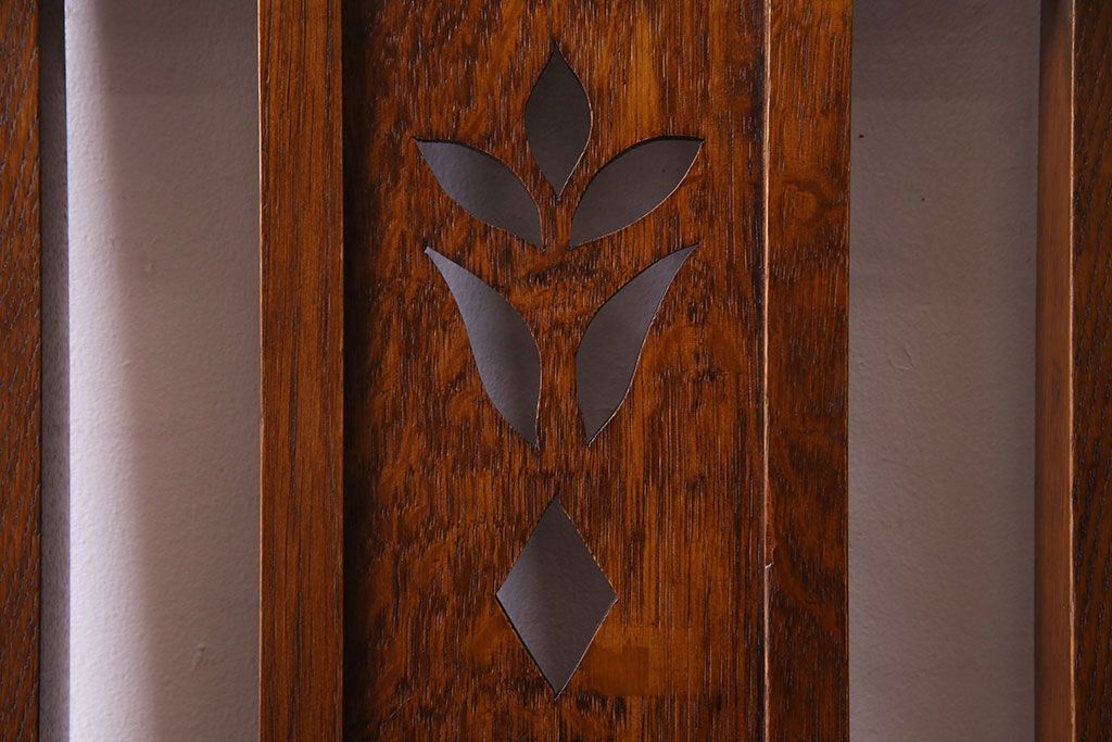 中古　透かし彫りが優し気な雰囲気のナラ材ダイニングチェア(ワークチェア、板座チェア、椅子)(2)