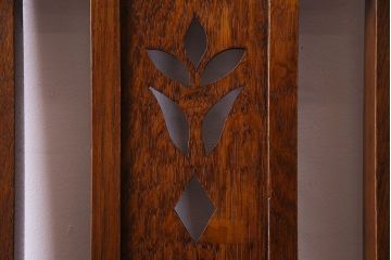 中古　透かし彫りが優し気な雰囲気のナラ材ダイニングチェア(ワークチェア、板座チェア、椅子)(2)