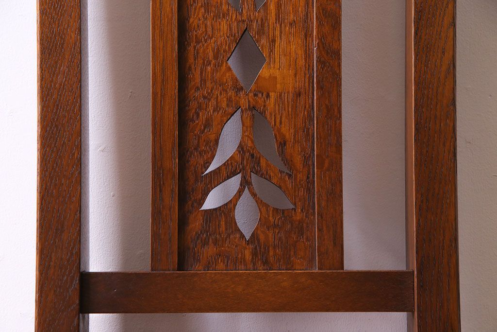 中古　透かし彫りが優し気な雰囲気のナラ材ダイニングチェア(ワークチェア、板座チェア、椅子)(2)