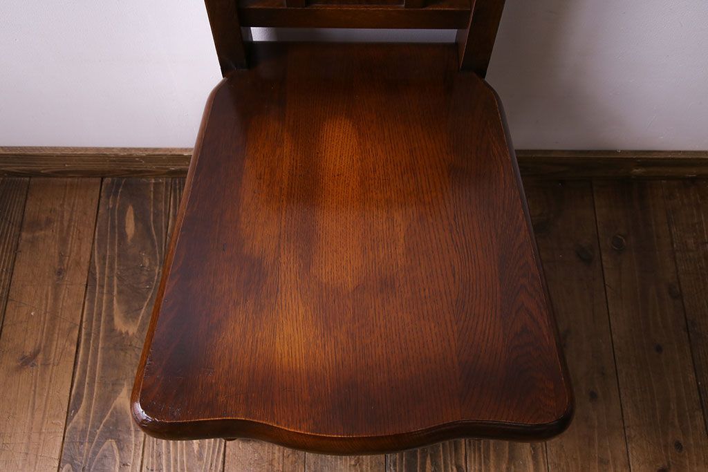 中古　透かし彫りが優し気な雰囲気のナラ材ダイニングチェア(ワークチェア、板座チェア、椅子)(2)