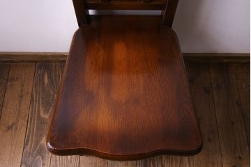 中古　透かし彫りが優し気な雰囲気のナラ材ダイニングチェア(ワークチェア、板座チェア、椅子)(2)