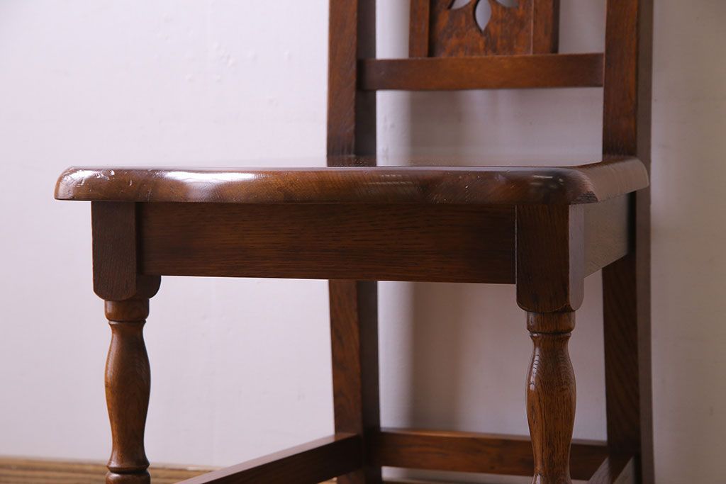 中古　透かし彫りが優し気な雰囲気のナラ材ダイニングチェア(ワークチェア、板座チェア、椅子)(2)