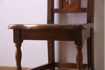 中古　透かし彫りが優し気な雰囲気のナラ材ダイニングチェア(ワークチェア、板座チェア、椅子)(2)