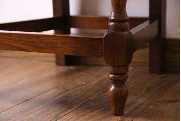 中古　透かし彫りが優し気な雰囲気のナラ材ダイニングチェア(ワークチェア、板座チェア、椅子)(2)