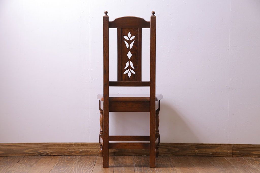 中古　透かし彫りが優し気な雰囲気のナラ材ダイニングチェア(ワークチェア、板座チェア、椅子)(2)