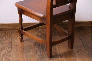 中古　透かし彫りが優し気な雰囲気のナラ材ダイニングチェア(ワークチェア、板座チェア、椅子)(2)