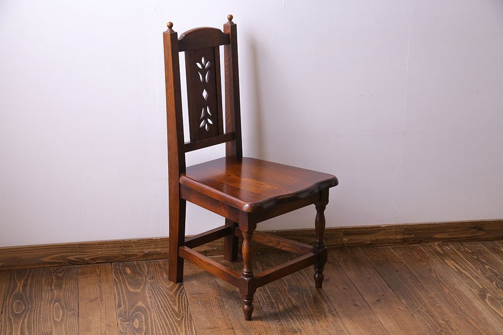 中古　透かし彫りが優し気な雰囲気のナラ材ダイニングチェア(ワークチェア、板座チェア、椅子)(3)