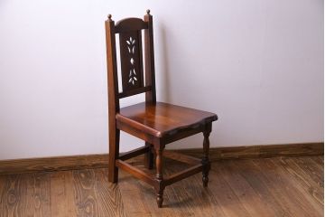 中古　透かし彫りが優し気な雰囲気のナラ材ダイニングチェア(ワークチェア、板座チェア、椅子)(3)