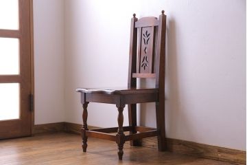 中古　透かし彫りが優し気な雰囲気のナラ材ダイニングチェア(ワークチェア、板座チェア、椅子)(3)