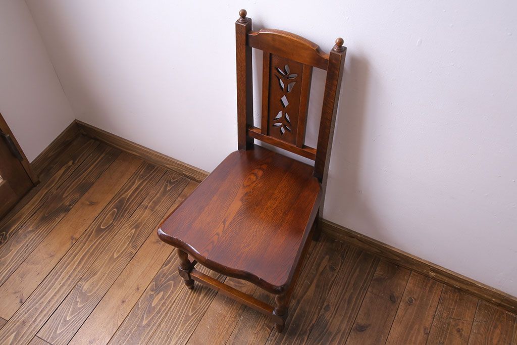 中古　透かし彫りが優し気な雰囲気のナラ材ダイニングチェア(ワークチェア、板座チェア、椅子)(3)