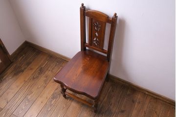 中古　透かし彫りが優し気な雰囲気のナラ材ダイニングチェア(ワークチェア、板座チェア、椅子)(3)