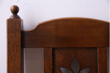 中古　透かし彫りが優し気な雰囲気のナラ材ダイニングチェア(ワークチェア、板座チェア、椅子)(3)