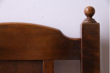 中古　透かし彫りが優し気な雰囲気のナラ材ダイニングチェア(ワークチェア、板座チェア、椅子)(3)