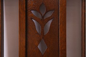 中古　透かし彫りが優し気な雰囲気のナラ材ダイニングチェア(ワークチェア、板座チェア、椅子)(3)