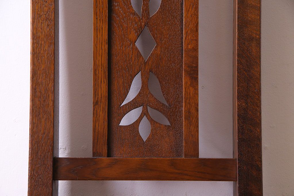 中古　透かし彫りが優し気な雰囲気のナラ材ダイニングチェア(ワークチェア、板座チェア、椅子)(3)