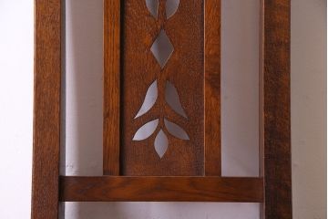 中古　透かし彫りが優し気な雰囲気のナラ材ダイニングチェア(ワークチェア、板座チェア、椅子)(3)