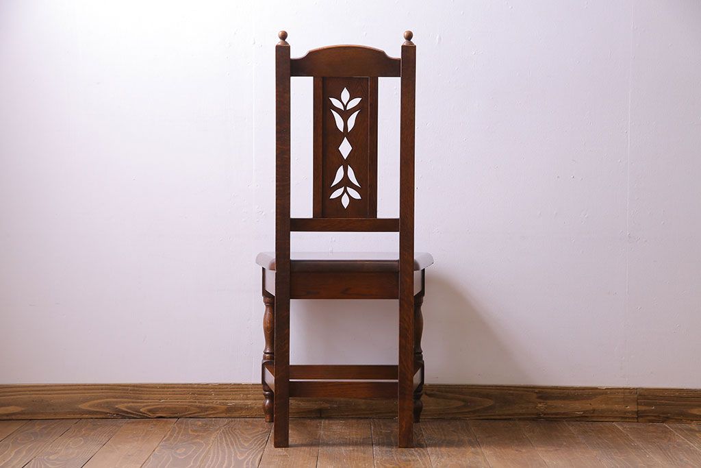 中古　透かし彫りが優し気な雰囲気のナラ材ダイニングチェア(ワークチェア、板座チェア、椅子)(3)