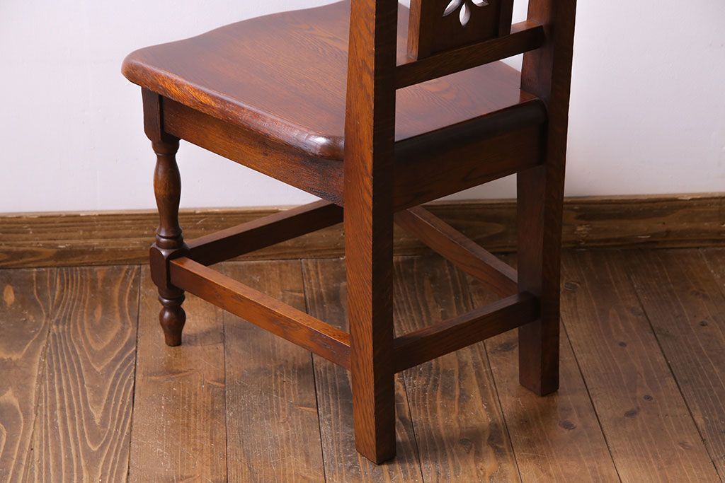 中古　透かし彫りが優し気な雰囲気のナラ材ダイニングチェア(ワークチェア、板座チェア、椅子)(3)