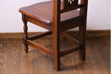 中古　透かし彫りが優し気な雰囲気のナラ材ダイニングチェア(ワークチェア、板座チェア、椅子)(3)