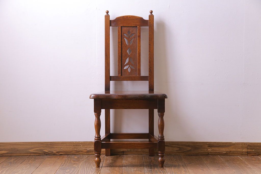 中古　透かし彫りが優し気な雰囲気のナラ材ダイニングチェア(ワークチェア、板座チェア、椅子)