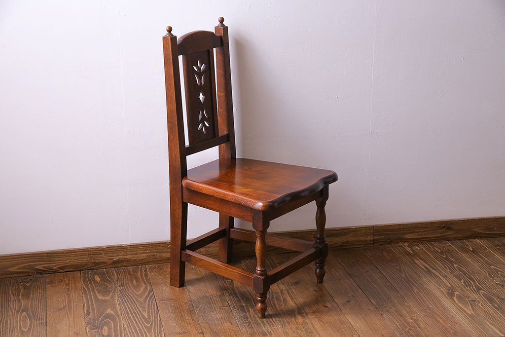 中古　透かし彫りが優し気な雰囲気のナラ材ダイニングチェア(ワークチェア、板座チェア、椅子)