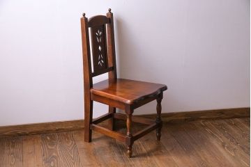 中古　透かし彫りが優し気な雰囲気のナラ材ダイニングチェア(ワークチェア、板座チェア、椅子)