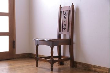 中古　透かし彫りが優し気な雰囲気のナラ材ダイニングチェア(ワークチェア、板座チェア、椅子)