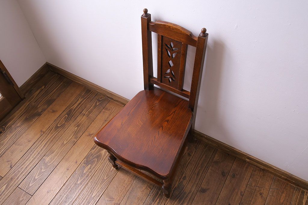 中古　透かし彫りが優し気な雰囲気のナラ材ダイニングチェア(ワークチェア、板座チェア、椅子)