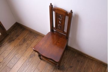 中古　透かし彫りが優し気な雰囲気のナラ材ダイニングチェア(ワークチェア、板座チェア、椅子)