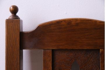 中古　透かし彫りが優し気な雰囲気のナラ材ダイニングチェア(ワークチェア、板座チェア、椅子)