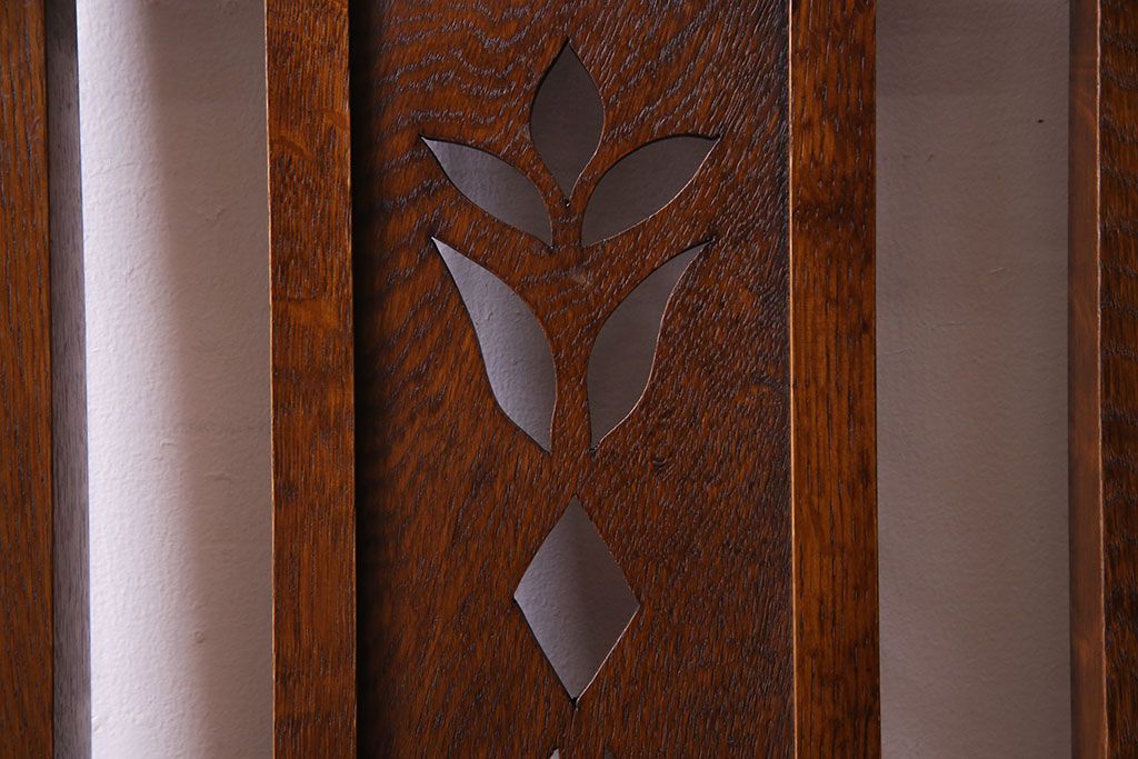 中古　透かし彫りが優し気な雰囲気のナラ材ダイニングチェア(ワークチェア、板座チェア、椅子)