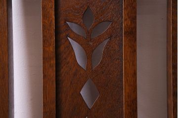 中古　透かし彫りが優し気な雰囲気のナラ材ダイニングチェア(ワークチェア、板座チェア、椅子)